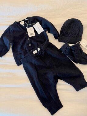 VINCE Cashmere Navy Knit Baby Set with Hat & Booties 0-3 Months